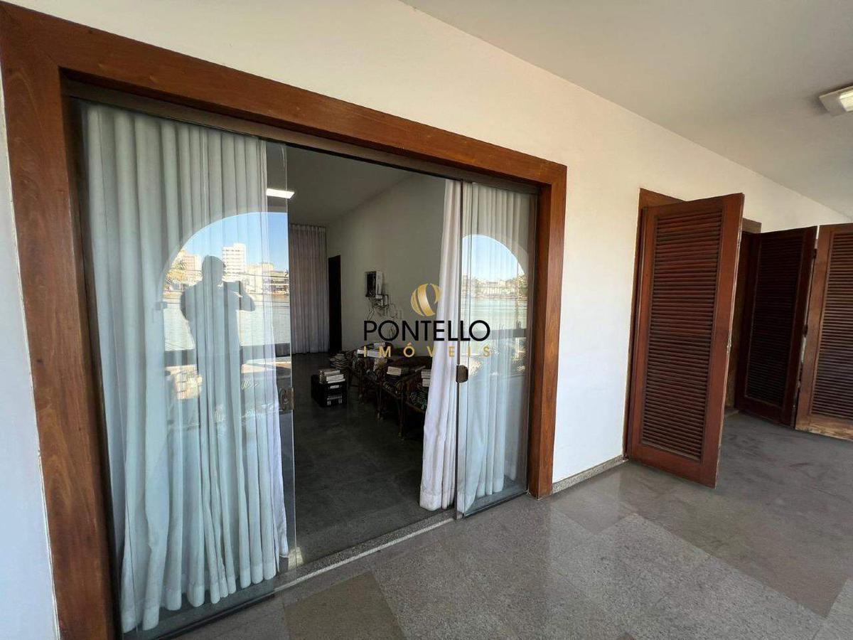 Casa, Centro, 7 Quartos, 0 Vaga, 3 Suítes