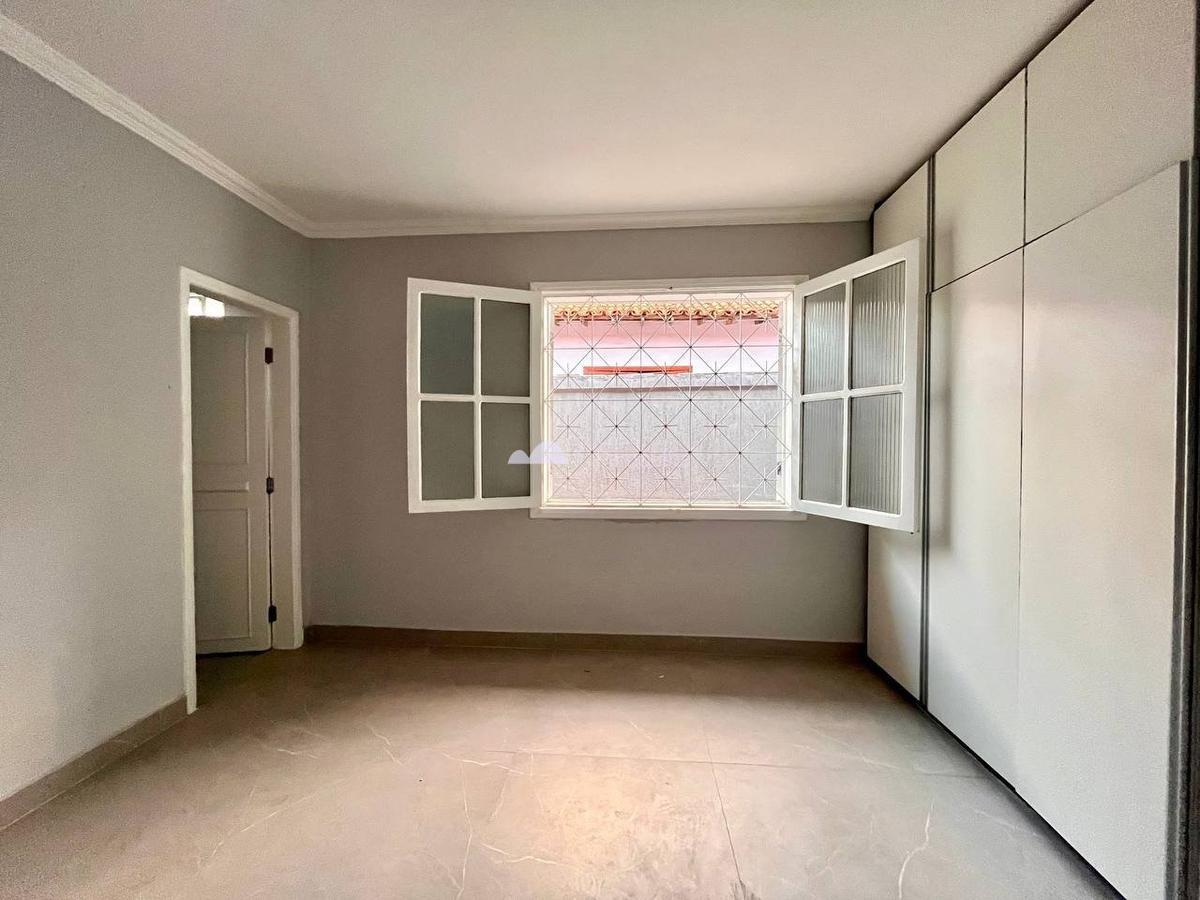 Casa, Santa Branca, 6 Quartos, 4 Vagas, 1 Suíte