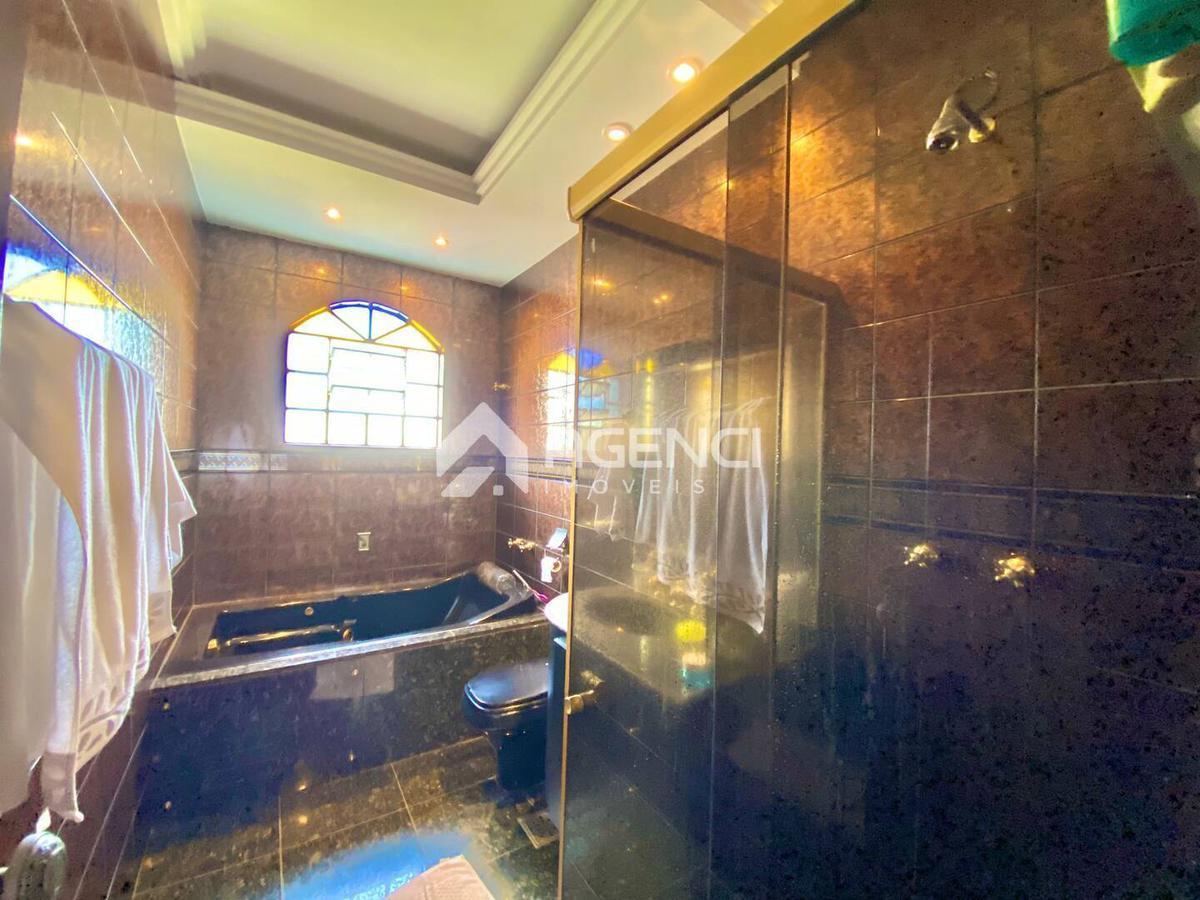 Casa, Camargos, 5 Quartos, 0 Vaga, 1 Suíte