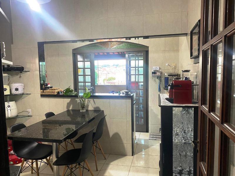 Casa, João Pinheiro, 3 Quartos, 5 Vagas, 1 Suíte