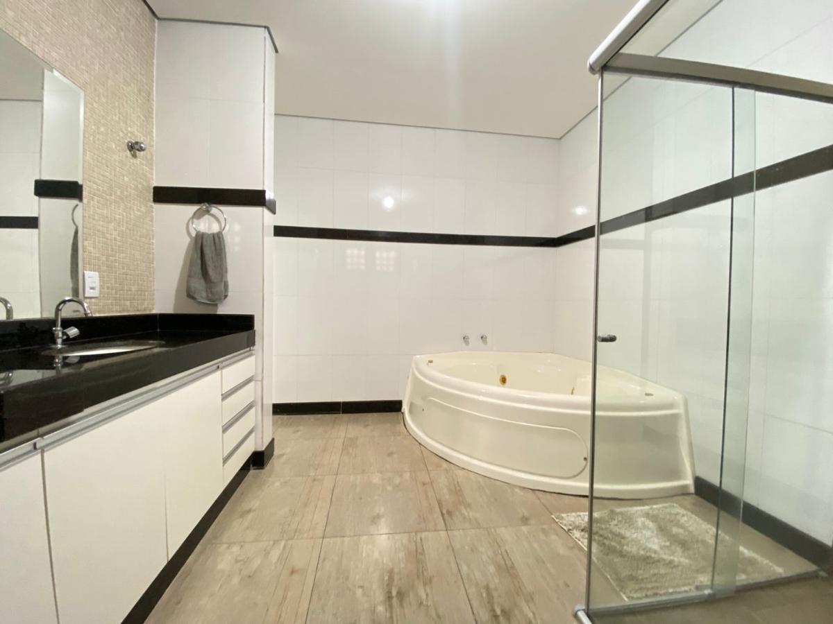 Casa, Castelo, 4 Quartos, 3 Vagas, 3 Suítes