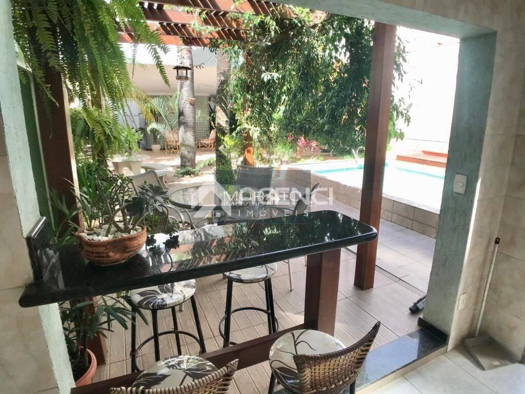 Casa, Castelo, 4 Quartos, 0 Vaga, 1 Suíte