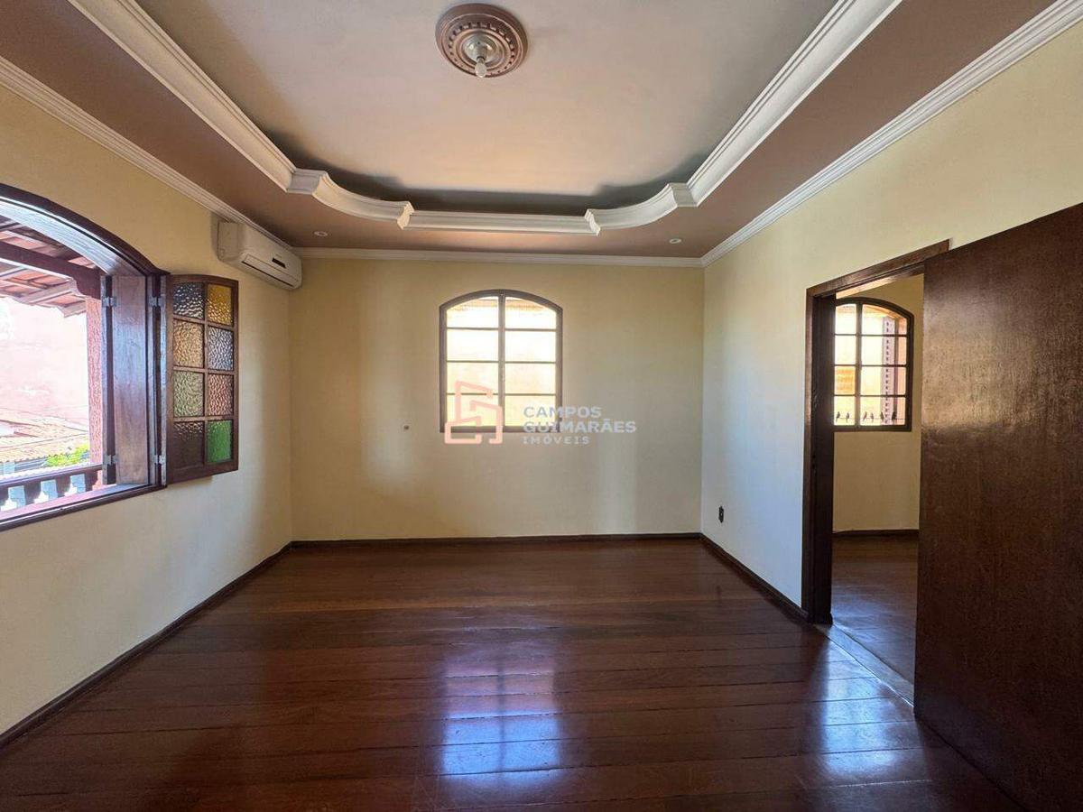 Casa, Industrial, 4 Quartos, 1 Vaga, 2 Suítes