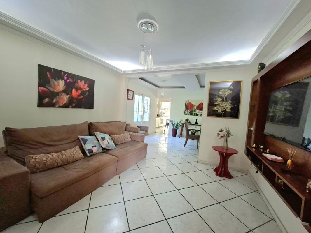 Casa, Letícia, 3 Quartos, 8 Vagas, 1 Suíte