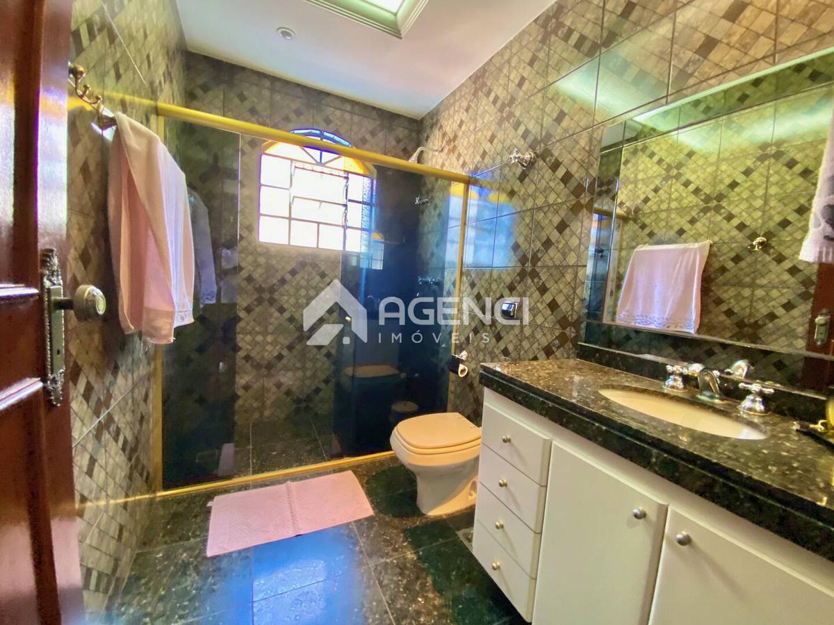 Casa, Camargos, 5 Quartos, 0 Vaga, 1 Suíte