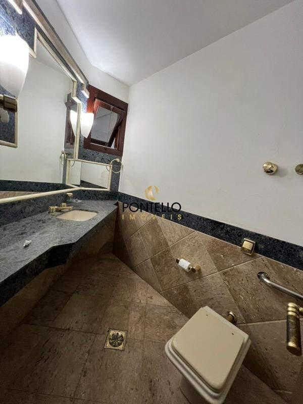 Casa, Centro, 7 Quartos, 0 Vaga, 3 Suítes