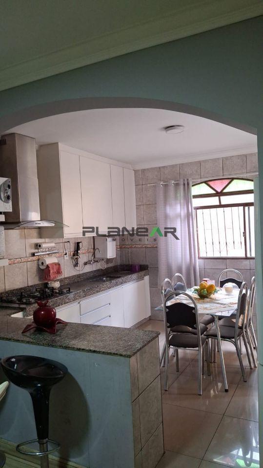 Casa, Industrial, 3 Quartos, 4 Vagas, 1 Suíte