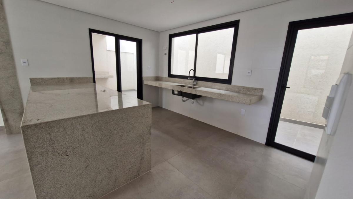 Casa, Planalto, 3 Quartos, 2 Vagas, 3 Suítes