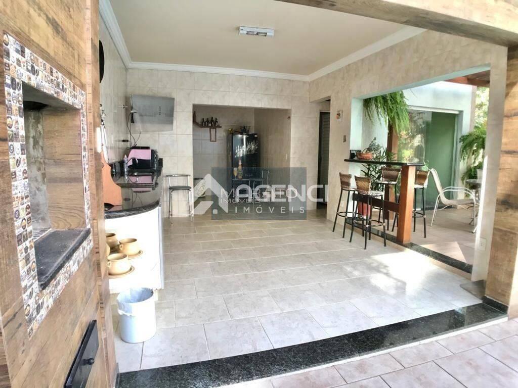 Casa, Castelo, 4 Quartos, 0 Vaga, 1 Suíte