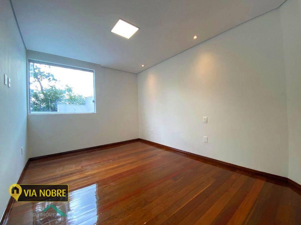 Casa, Estoril, 3 Quartos, 4 Vagas, 1 Suíte
