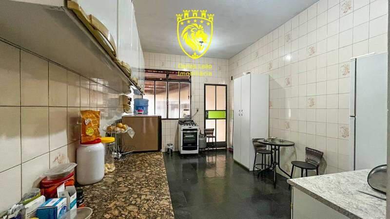 Casa, Santa Terezinha, 4 Quartos, 5 Vagas, 1 Suíte