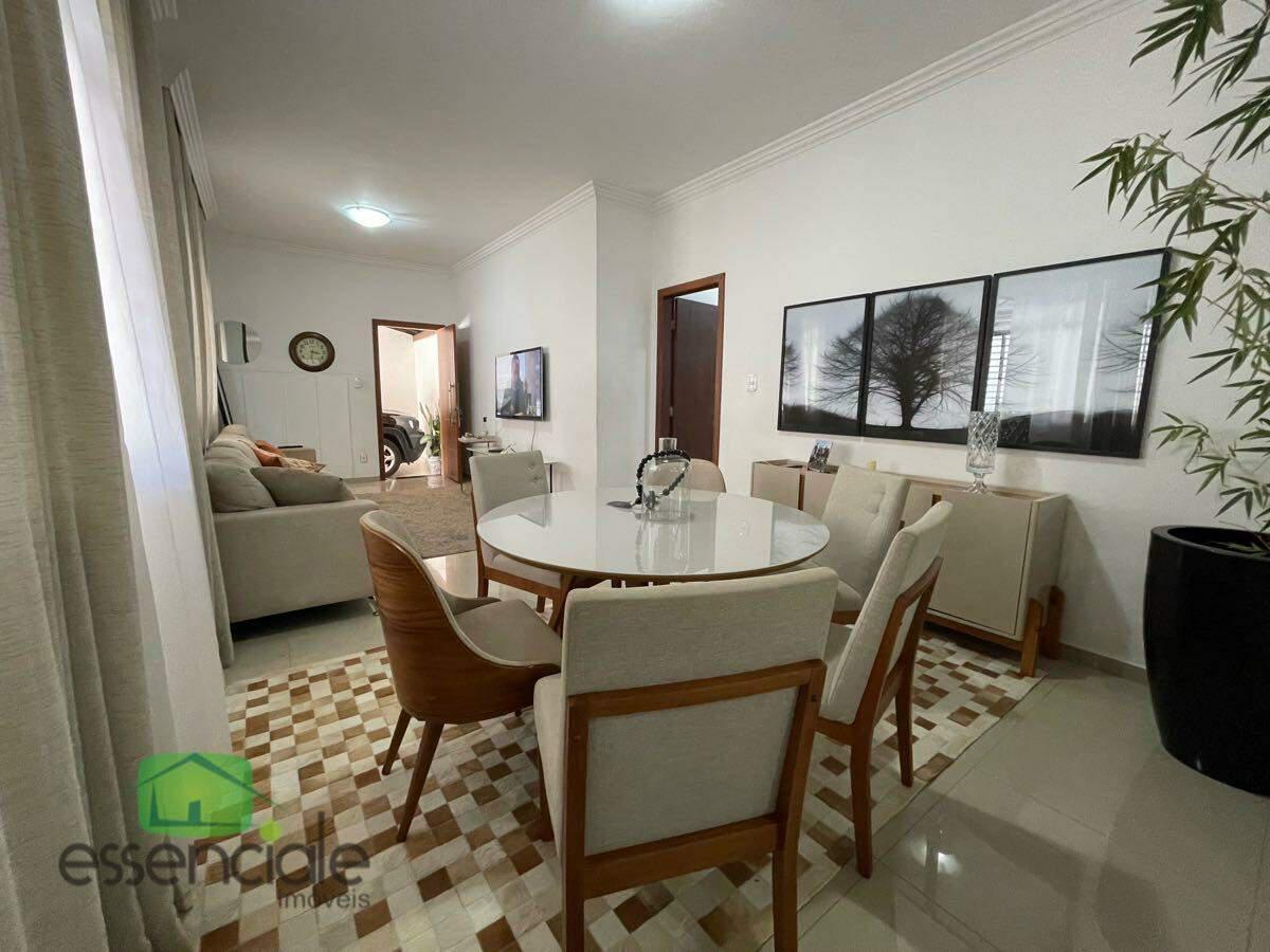 Casa, Santa Cruz Industrial, 3 Quartos, 5 Vagas, 1 Suíte