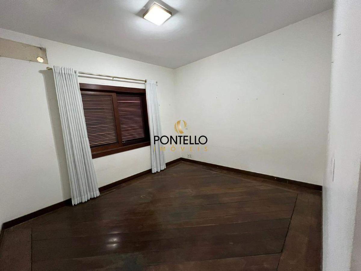Casa, Centro, 7 Quartos, 0 Vaga, 3 Suítes