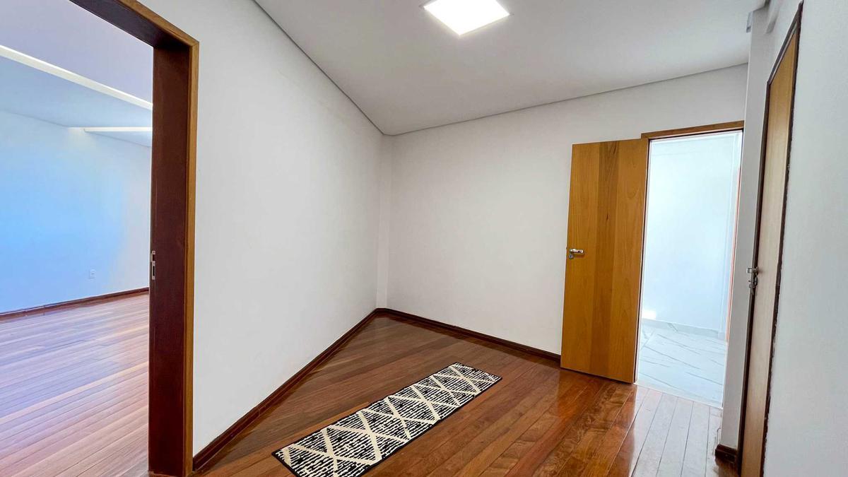 Casa, Estoril, 3 Quartos, 6 Vagas, 1 Suíte