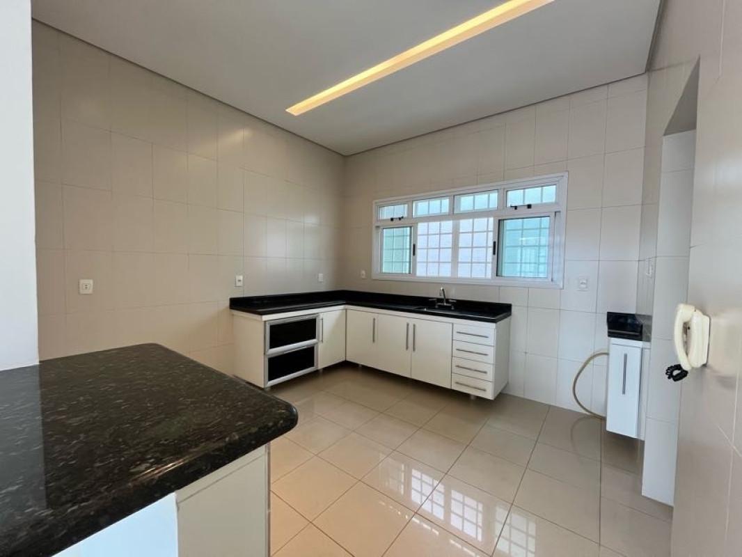 Casa, Centro, 3 Quartos, 0 Vaga, 1 Suíte
