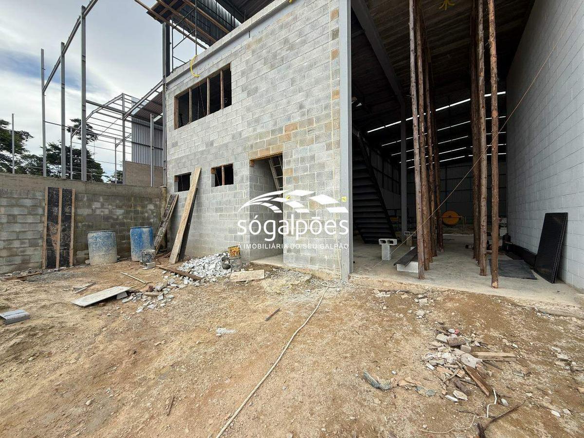Galpão, Bandeirinhas, 12 Vagas