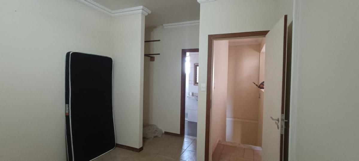 Casa, Casa Amarela, 5 Quartos, 40 Vagas, 5 Suítes