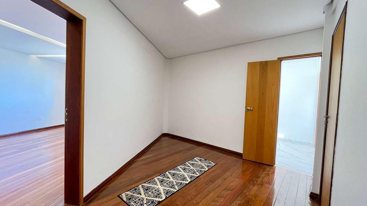 Casa, Estoril, 3 Quartos, 6 Vagas, 1 Suíte