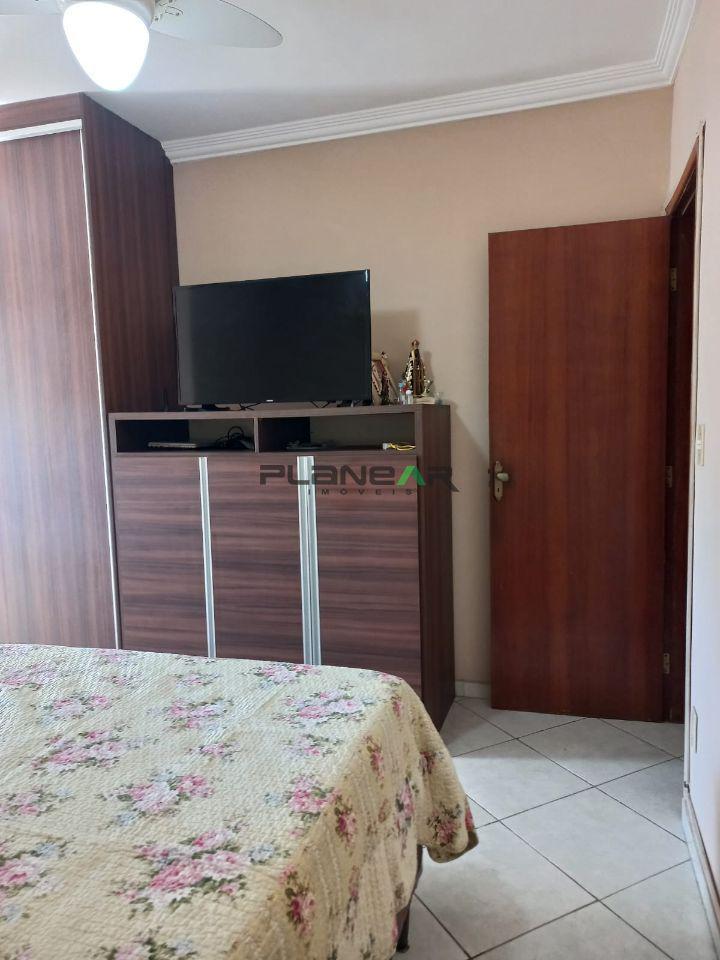 Casa, Santa Cruz Industrial, 3 Quartos, 2 Vagas, 1 Suíte