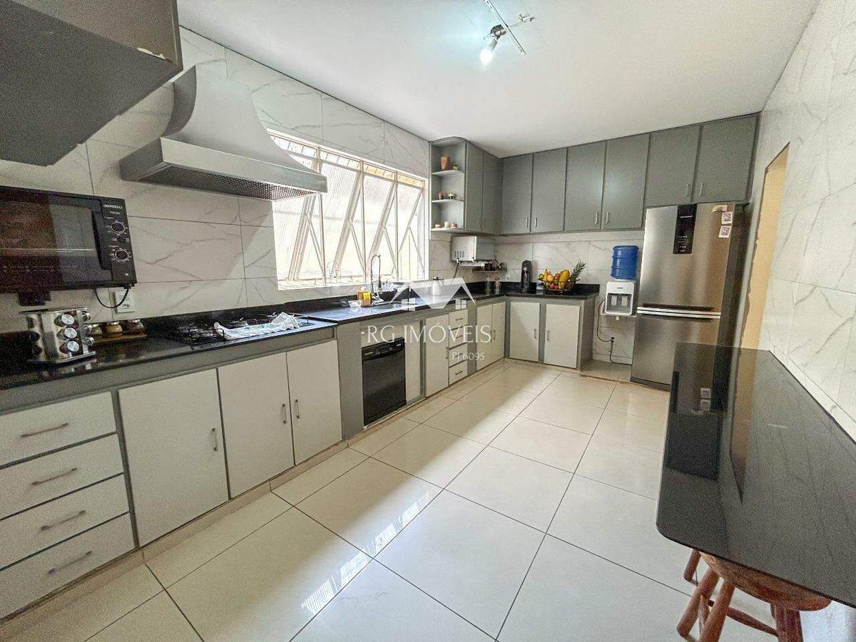 Casa, Santa Cruz Industrial, 4 Quartos, 4 Vagas, 2 Suítes