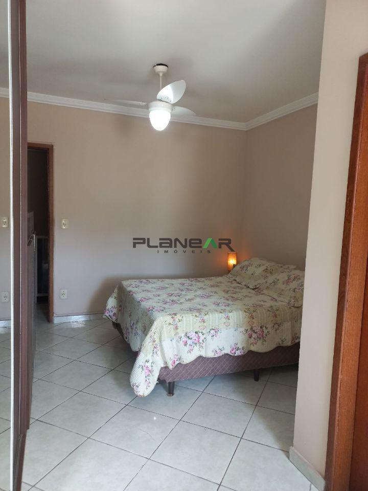 Casa, Santa Cruz Industrial, 3 Quartos, 2 Vagas, 1 Suíte