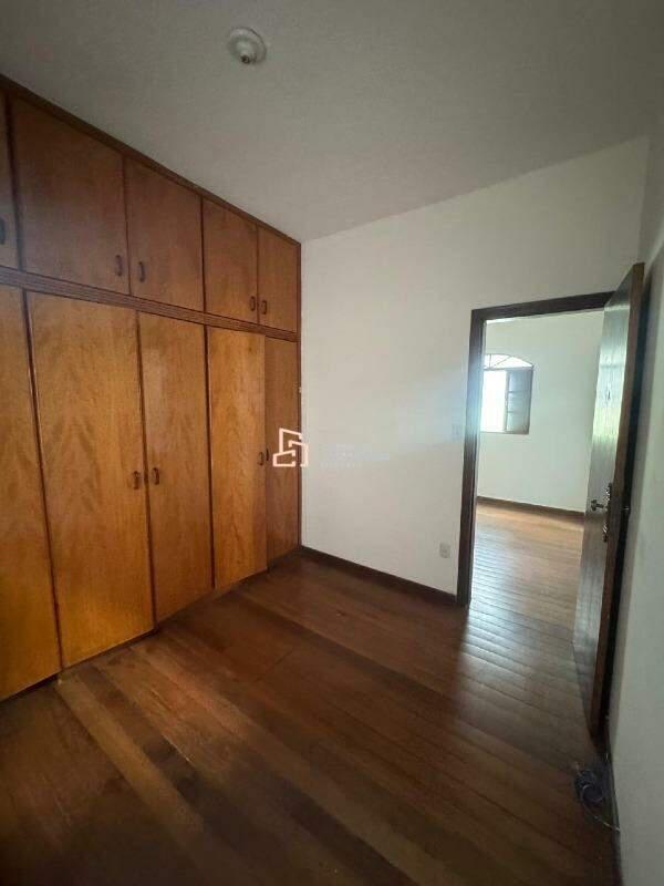 Casa, Das Industrias I (barreiro), 3 Quartos, 3 Vagas, 1 Suíte