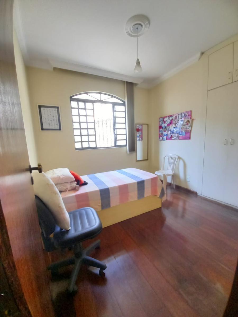 Casa, Castelo, 3 Quartos, 4 Vagas, 1 Suíte