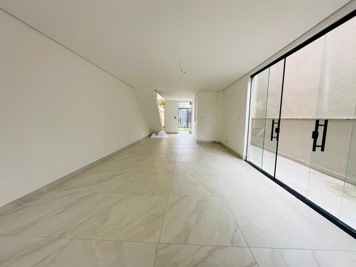 Casa, Santa Branca, 3 Quartos, 2 Vagas, 1 Suíte