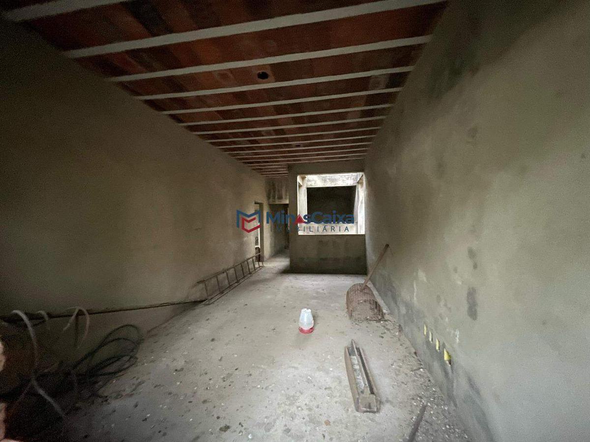 Casa, Funcionários, 4 Quartos, 10 Vagas, 1 Suíte