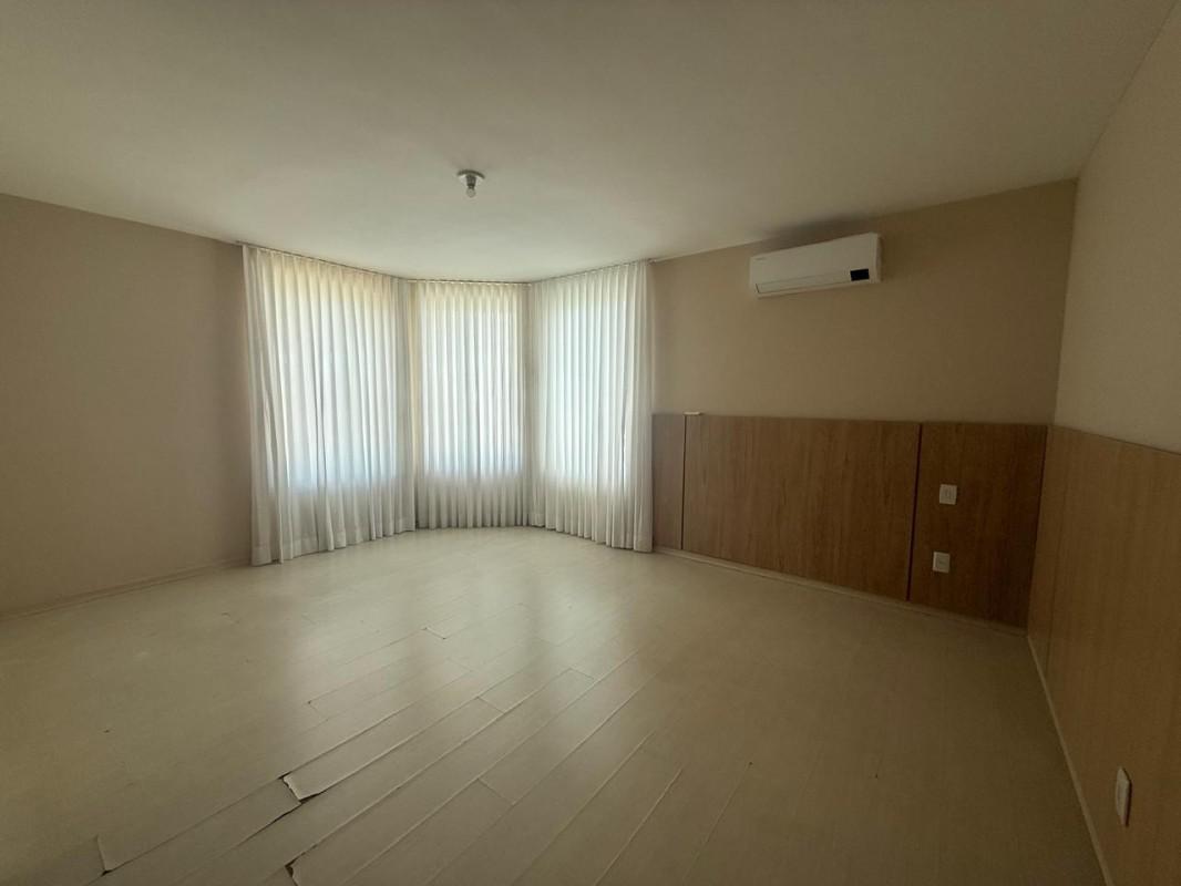 Casa, Castelo, 4 Quartos, 3 Vagas, 1 Suíte