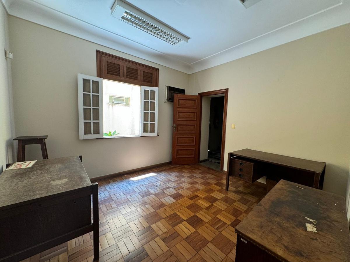 Casa, Funcionários, 10 Quartos, 30 Vagas, 5 Suítes