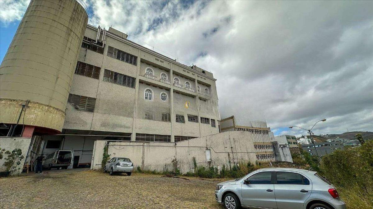 Prédio, Estoril, 0 Quarto, 32 Vagas