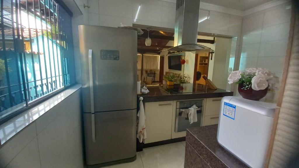 Casa, Centro, 6 Quartos, 0 Vaga, 1 Suíte