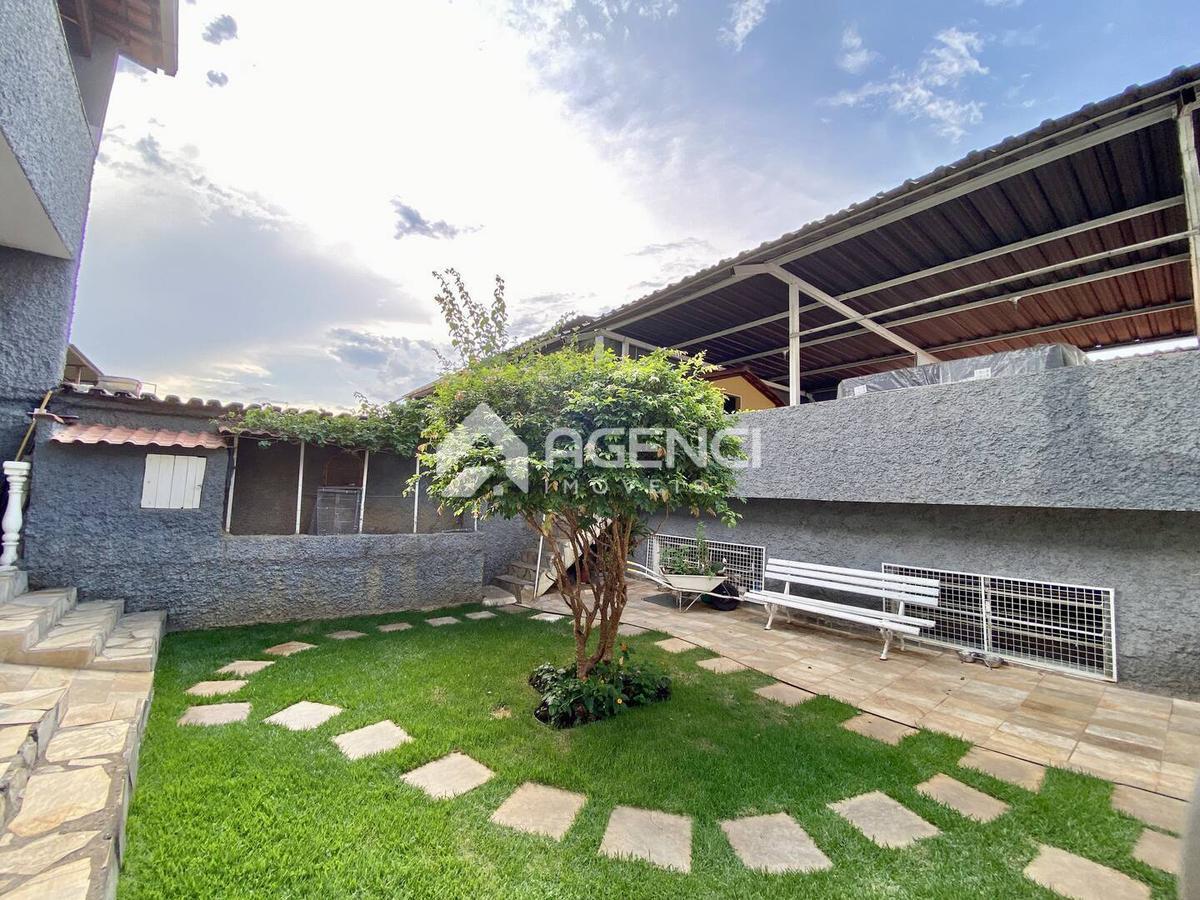 Casa, Santa Maria, 5 Quartos, 0 Vaga, 3 Suítes