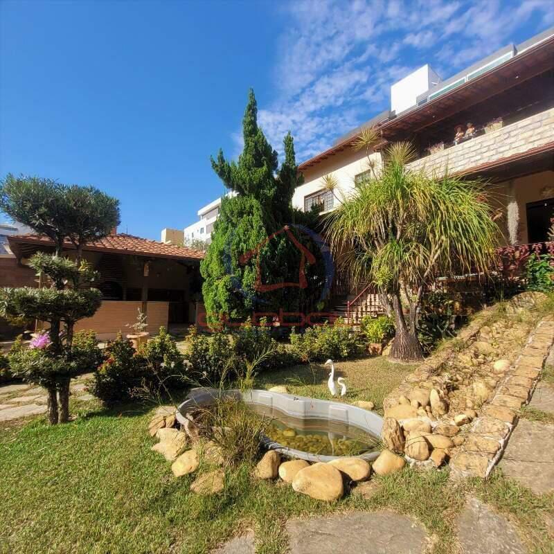 Casa, Castelo, 4 Quartos, 5 Vagas, 1 Suíte