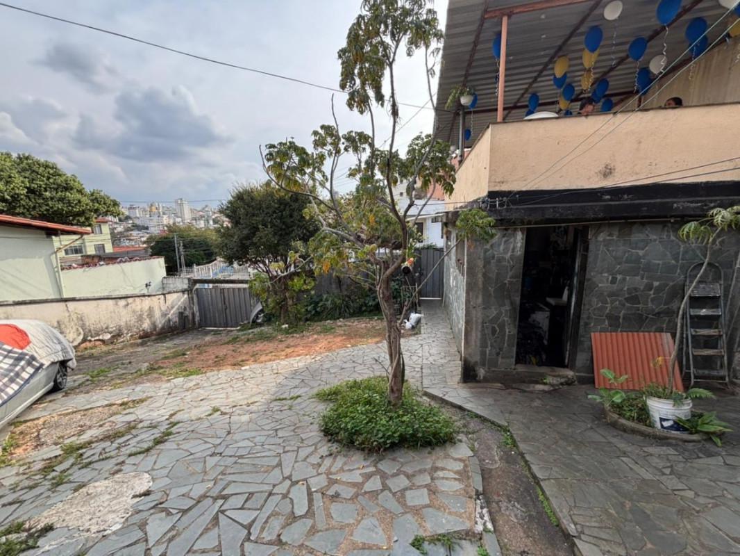 Casa, Sagrada Família, 2 Quartos, 8 Vagas