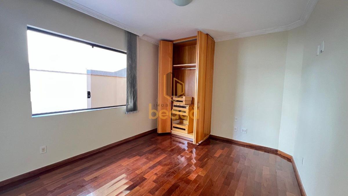 Casa, Castelo, 4 Quartos, 6 Vagas, 1 Suíte