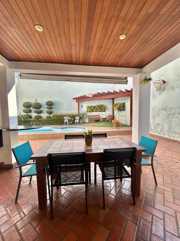 Casa, Castelo, 4 Quartos, 3 Vagas, 1 Suíte