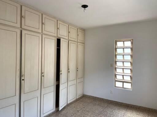 Casa, Funcionários, 4 Quartos, 5 Vagas, 2 Suítes