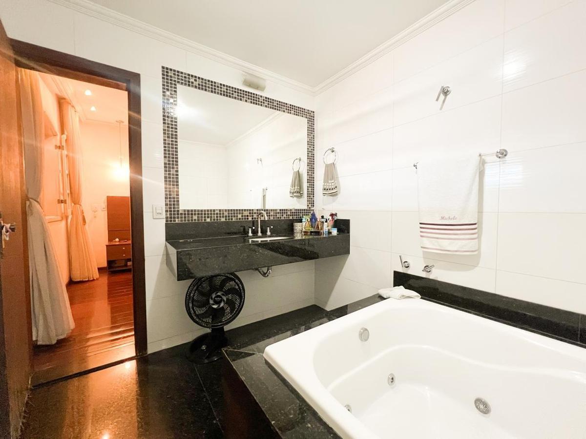 Casa, Arvoredo, 3 Quartos, 8 Vagas, 2 Suítes