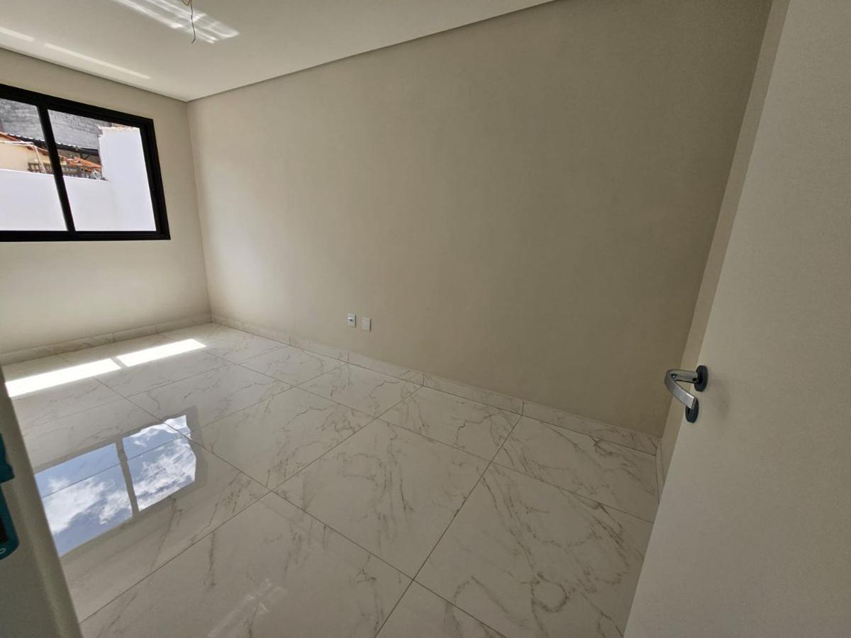 Casa, Santa Cruz, 3 Quartos, 4 Vagas, 1 Suíte