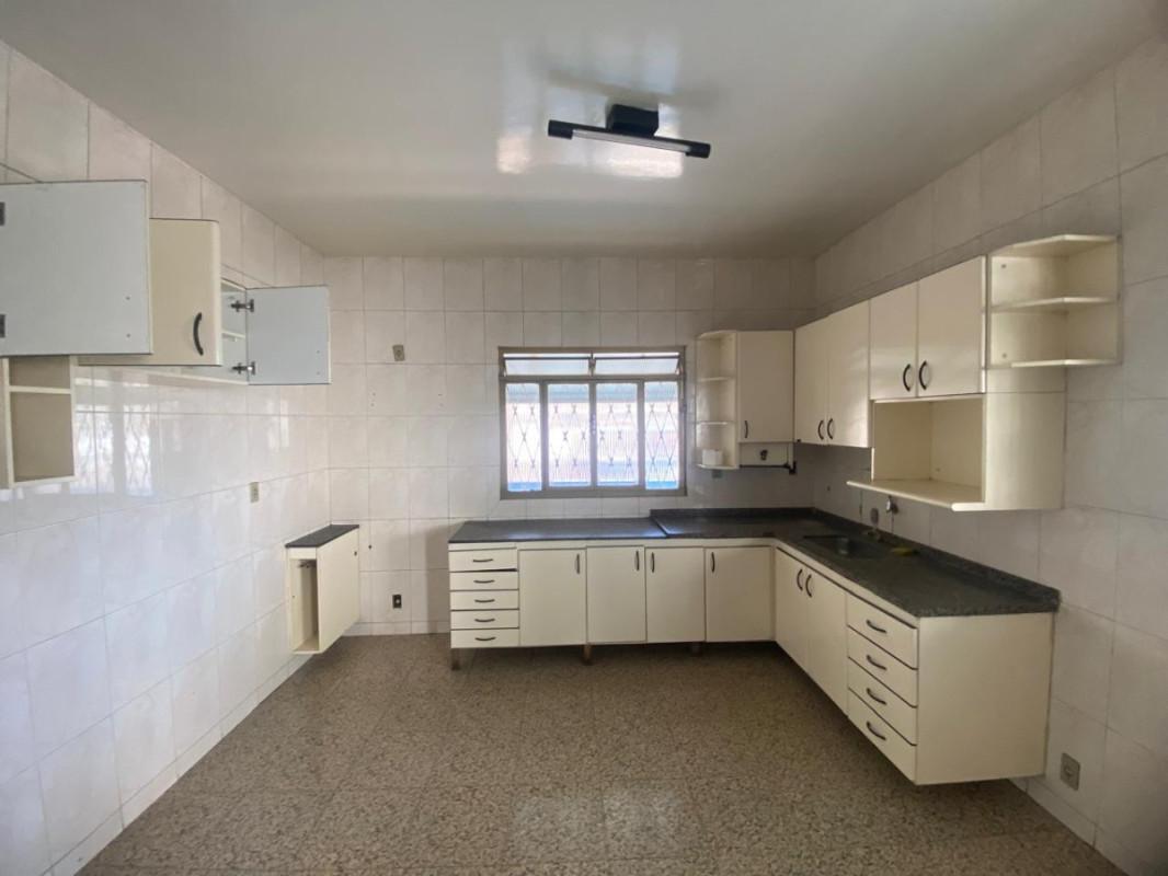 Casa, Centro, 3 Quartos, 6 Vagas, 1 Suíte
