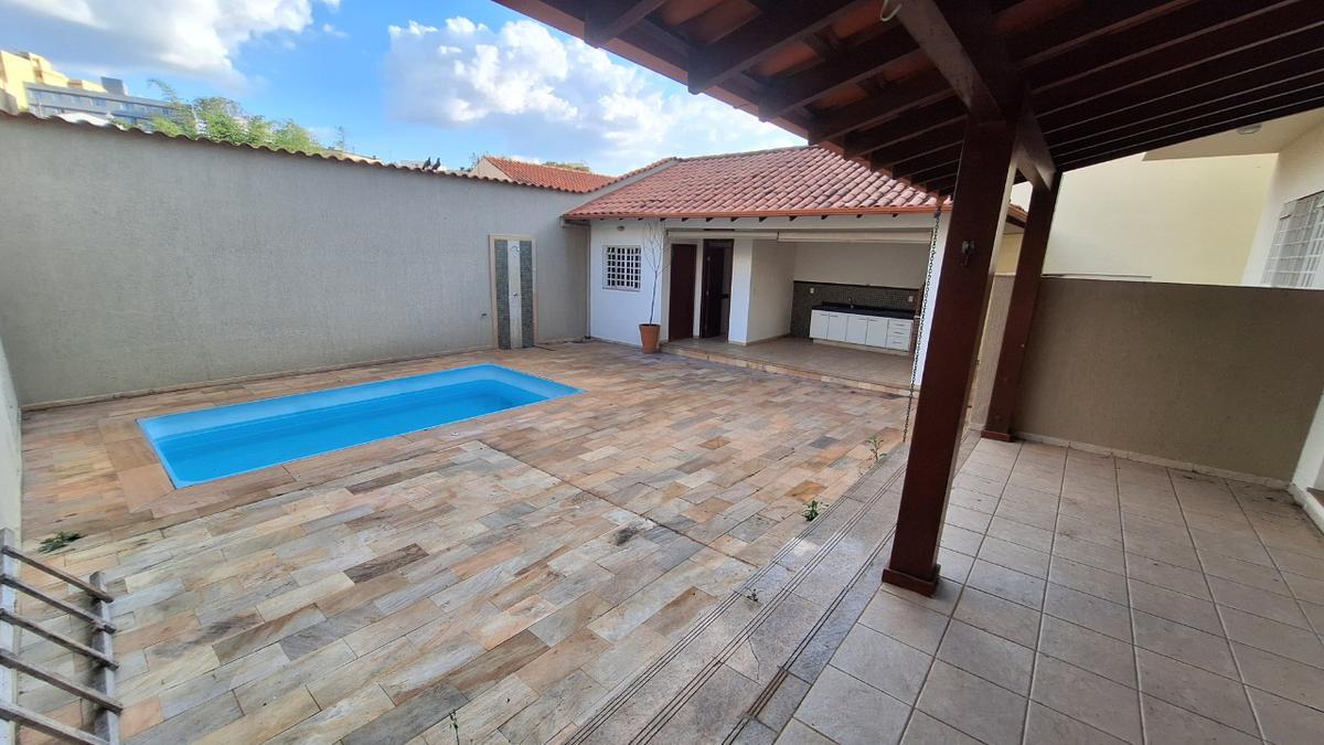 Casa, Centro, 3 Quartos, 2 Vagas, 1 Suíte