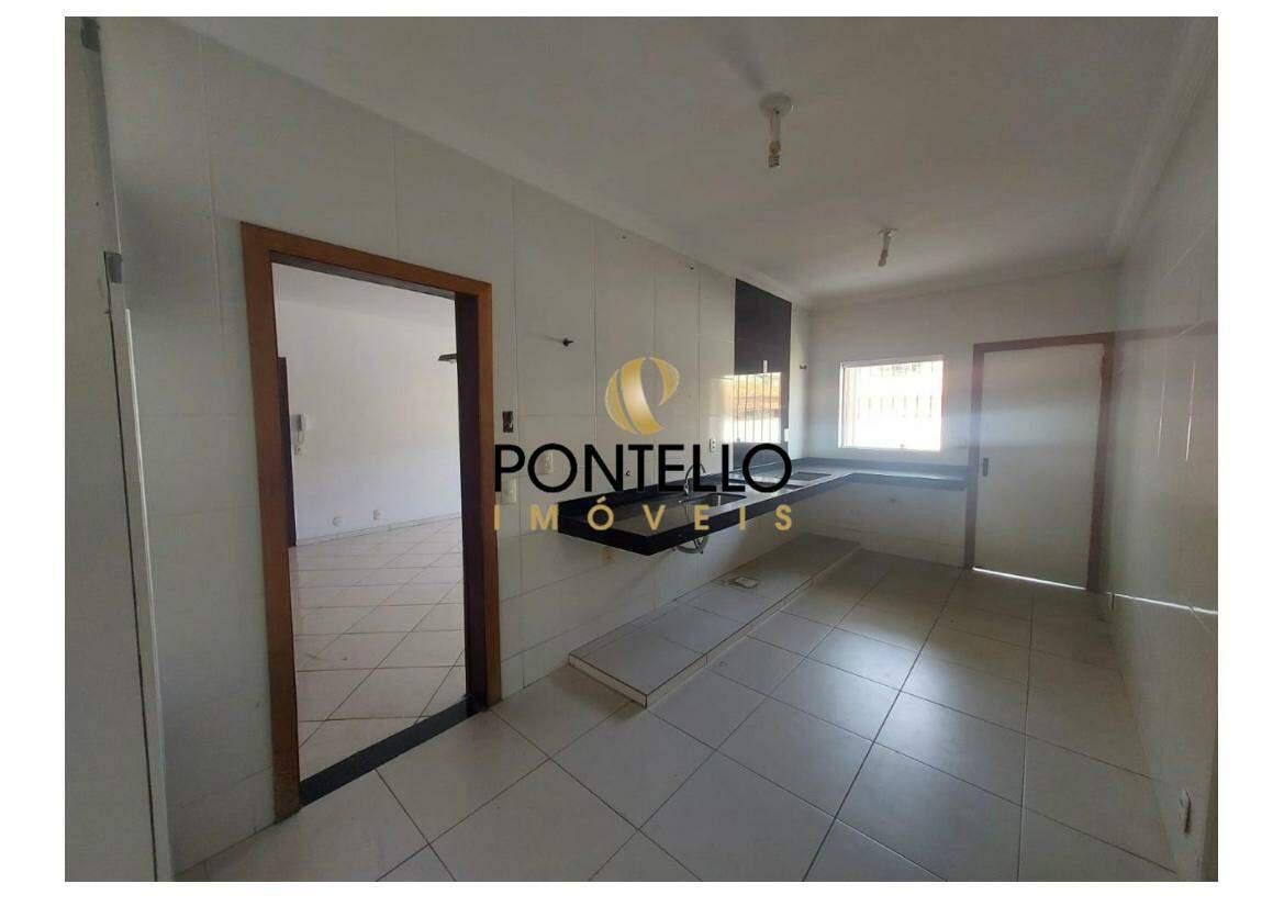Casa, Cachoeirinha, 4 Quartos, 1 Vaga, 3 Suítes