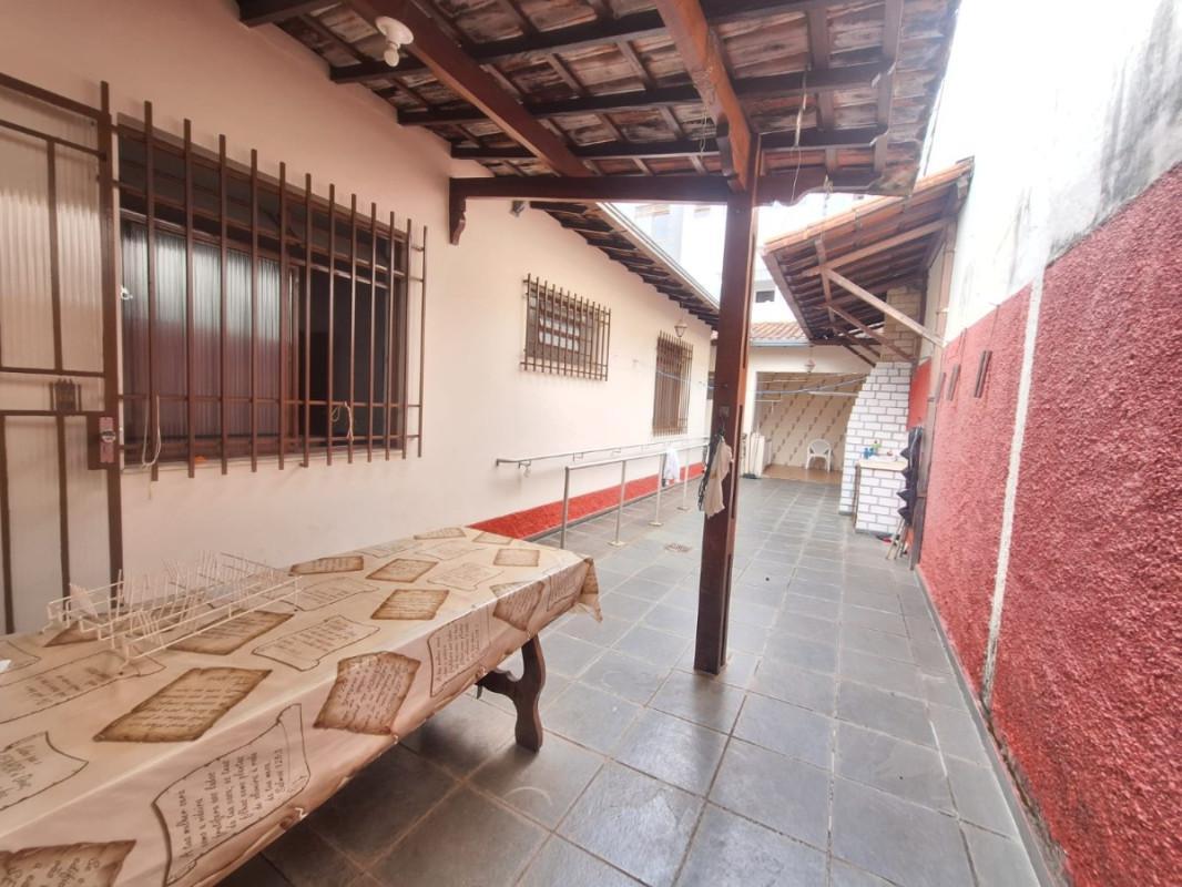 Casa Comercial, Cidade Nova, 4 Quartos, 2 Vagas, 1 Suíte