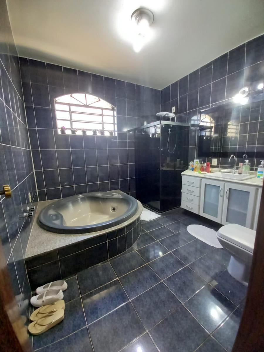 Casa, Castelo, 3 Quartos, 4 Vagas, 1 Suíte