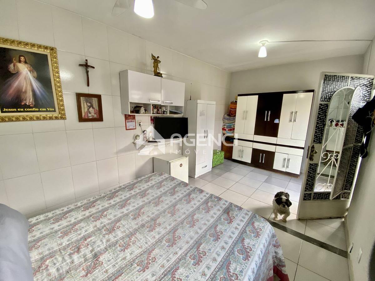 Casa, Santa Maria, 5 Quartos, 0 Vaga, 3 Suítes