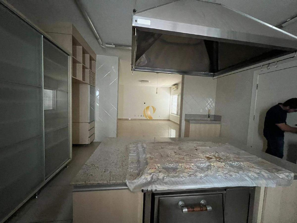 Casa, Centro, 8 Quartos, 15 Vagas, 2 Suítes