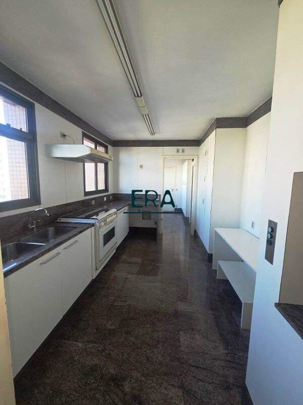 Cobertura, Funcionários, 5 Quartos, 4 Vagas, 4 Suítes