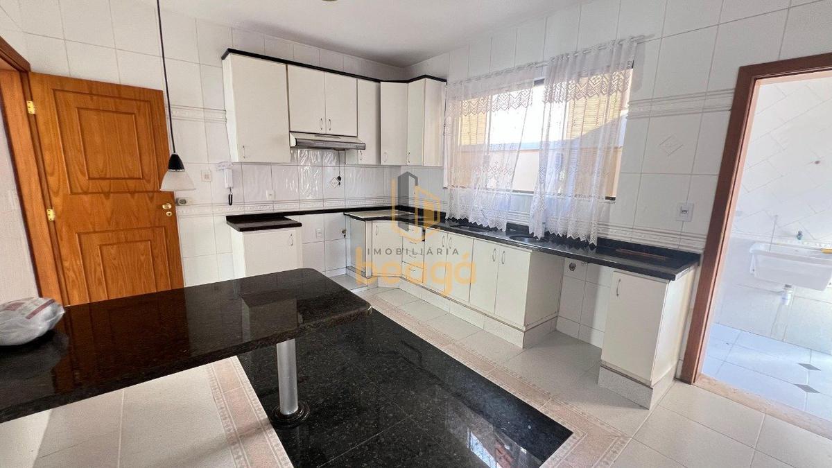 Casa, Castelo, 4 Quartos, 6 Vagas, 1 Suíte